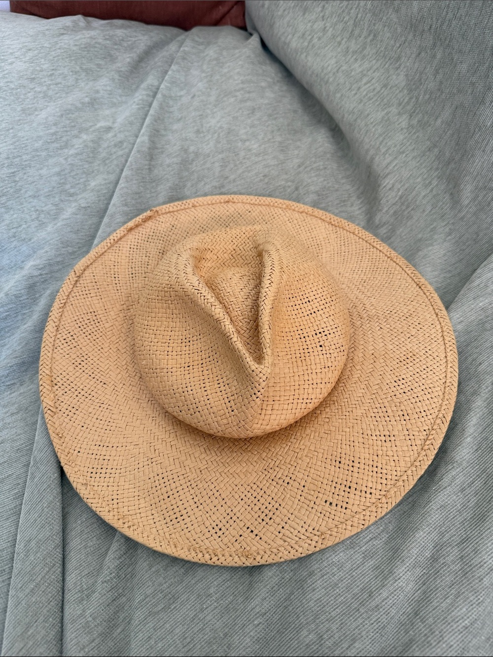 Janessa Leoné hat